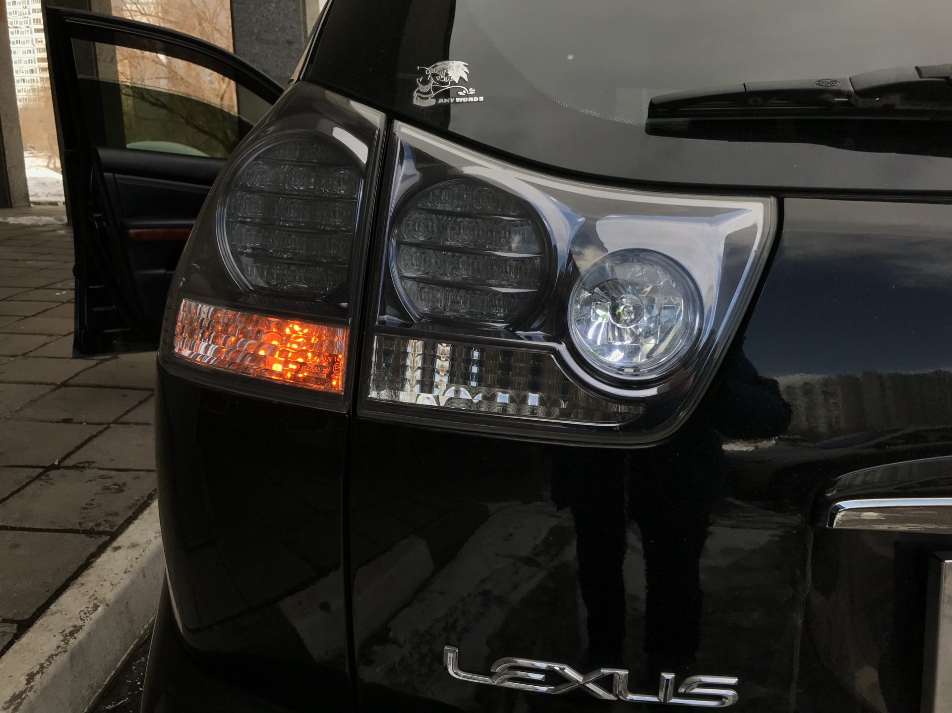 Поворотники lexus. Поворотники Lexus в фары. Лексус с поворотниками под фарами модель. Задний ход Лексус РХ. Лексус повторители на фары Газель.