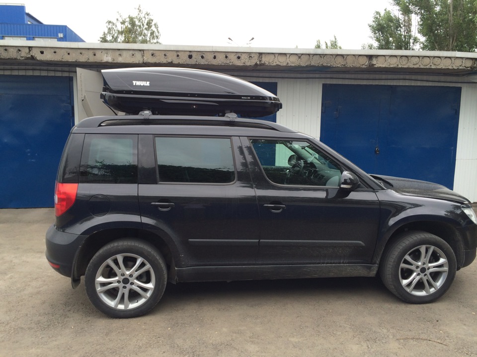 Крыша йети. Багажник Thule Skoda Yeti. Автобокс Шкода Йети. Thule Motion 200. Бокс Thule Yeti Skoda.