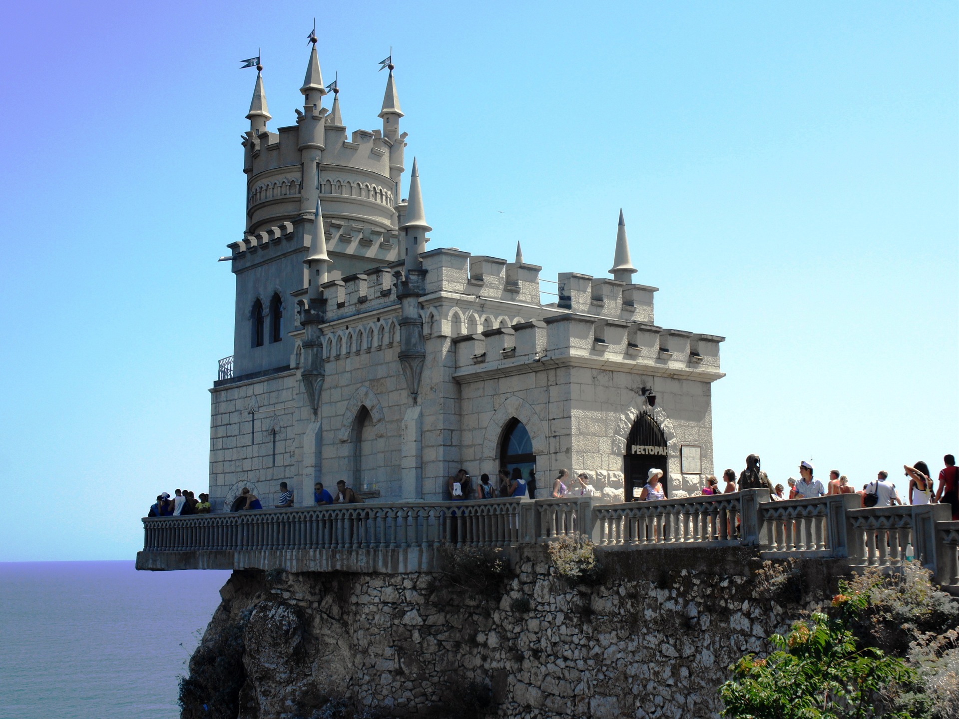 дворец золушки диснейленд. песенка друзей бременские музыканты. бременские музыканты текст сказки. нам дворцов заманчивые. эрмитаж посольская (иорданская) лестница.