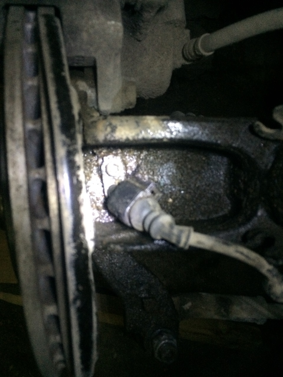 Откручиваем датчик ABS что бы не сломать его в следуйшем действии — Volkswagen Polo Sedan