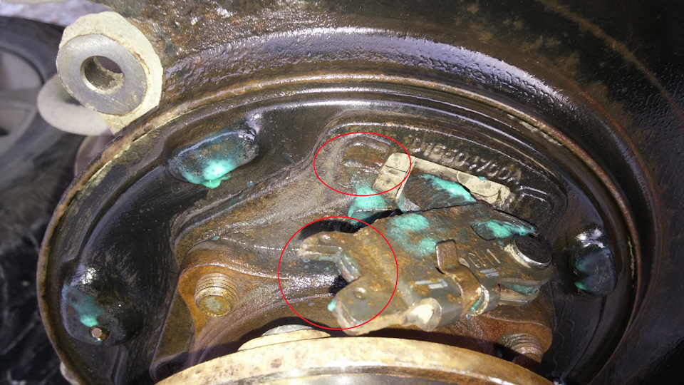 Справа Обвел видно что вилка деформировалась и на основании появилась выработка — KIA Sorento (2G)