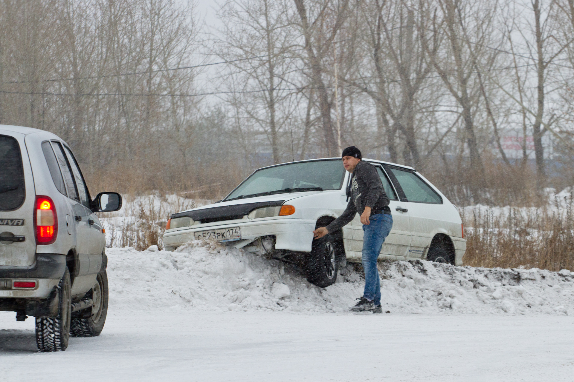 Трасса 74 Челябинск. Snow Race. Фото два джипа возле администрации г Невинномысск.