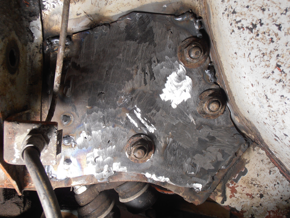 Передний левый лонжерон в месте крепления рулевой) — Lada 21011