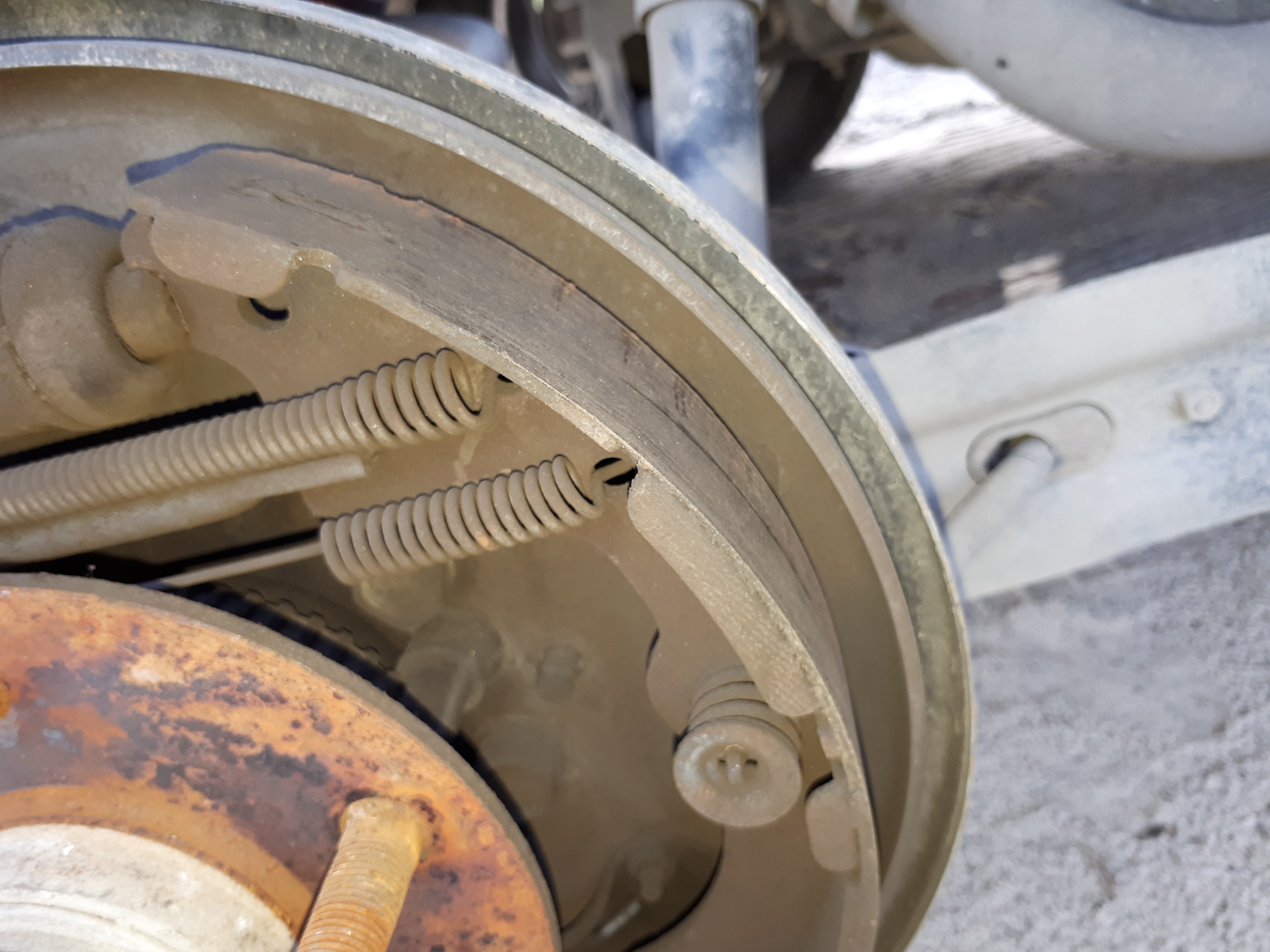 как свести колодки. как свести колодки. задние тормоза nissan expert. 3. Nissan primera 1995 задние колодки.