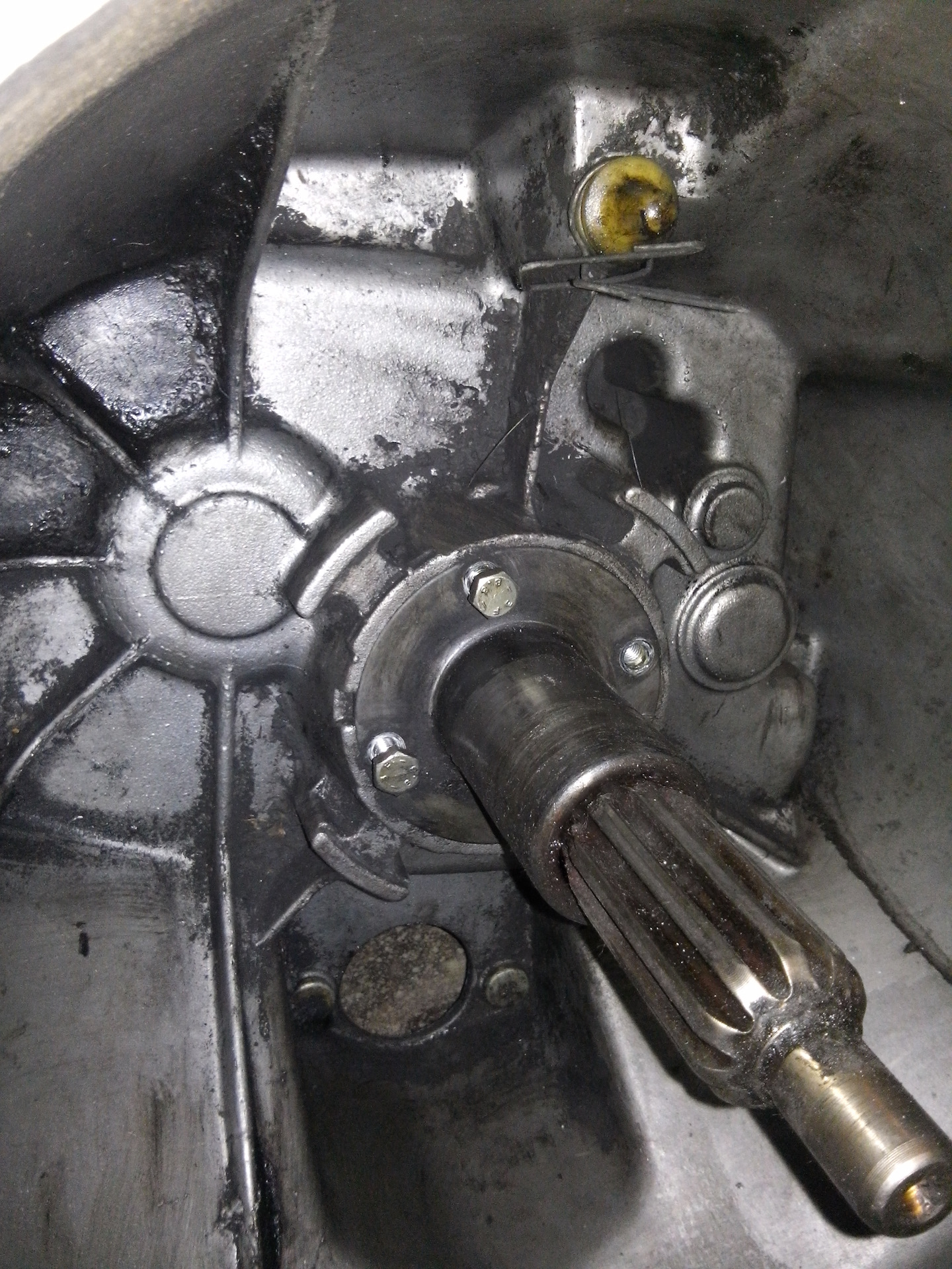 Сальник коленвала ваз 2106 передний. Как вынуть сальник. К4м течь сальника коленвала. Как вынуть сальник. Как достать сальник коленвала.