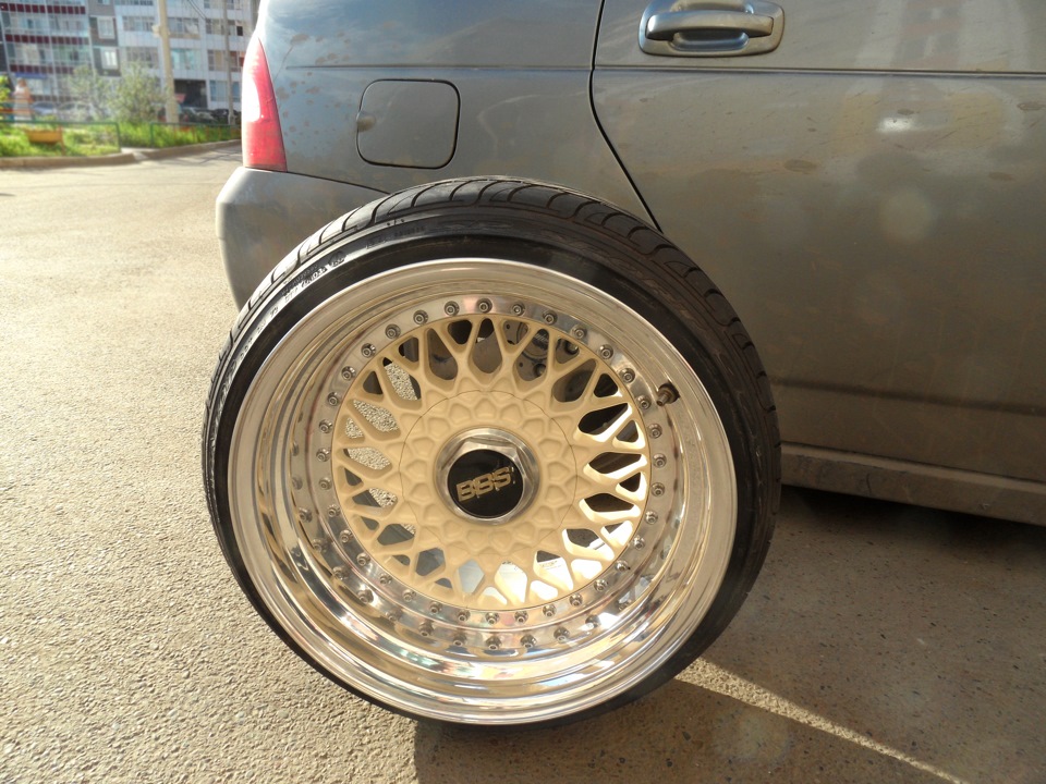 Dunlop r16. 215/35 R16. Тайер стрейч. Ретро диски на приору хэтчбек. Калина на ретро дисках.