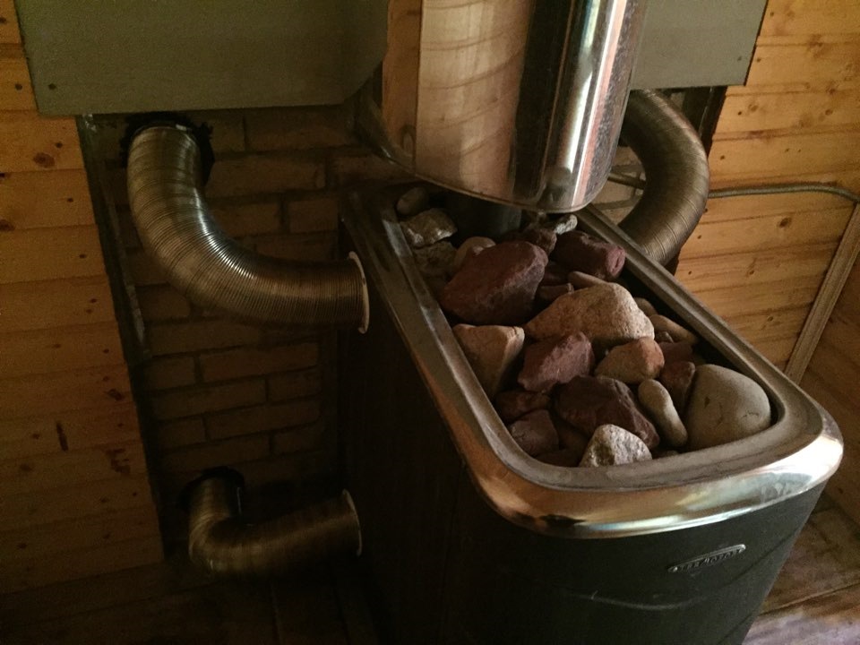 Komora za peći nalazi se na pregradi između perilice i parnih prostorija