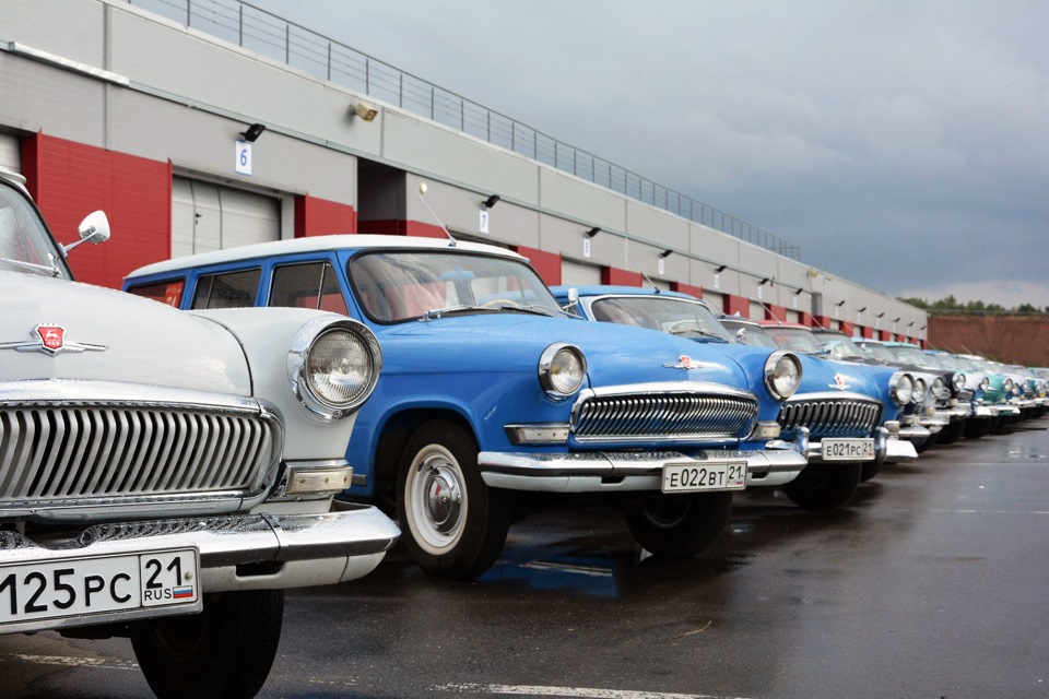 Первый автомобиль казань. Выставка ретро автомобилей казань. музей ретро авто казань. ретро авто на казанской. выставка ретро автомобилей в крыму лучистое.