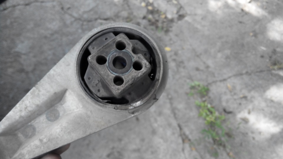 Замена верхней подушки двигателя — Lada 21104, 1,6 л, 2005 года ...