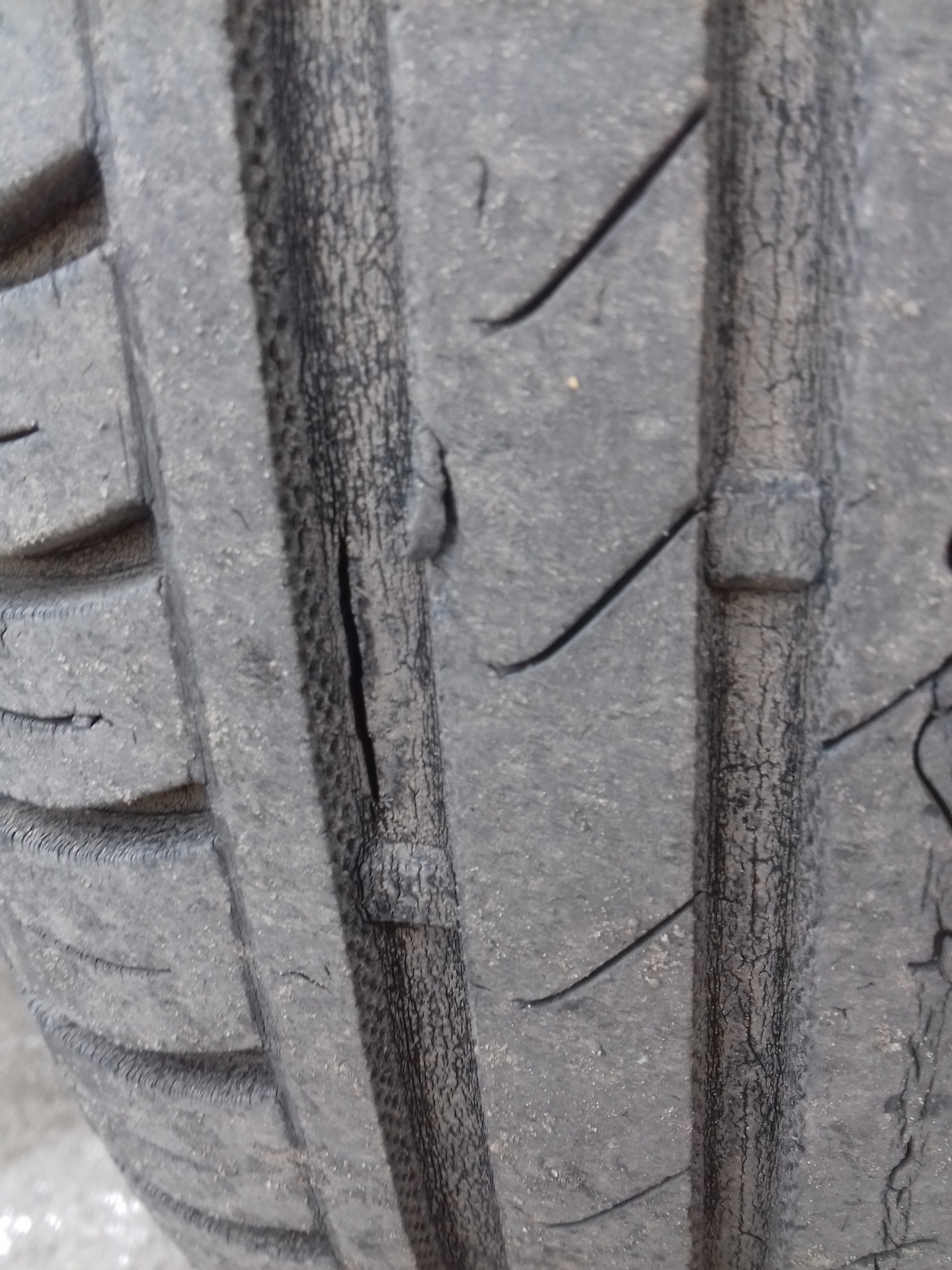 Трещина на покрышке. 185/60 R14 82h PROXES cf2 Toyo. Кумхо задиры на протекторе. Потресканная резина. Трещины на протекторе шины.