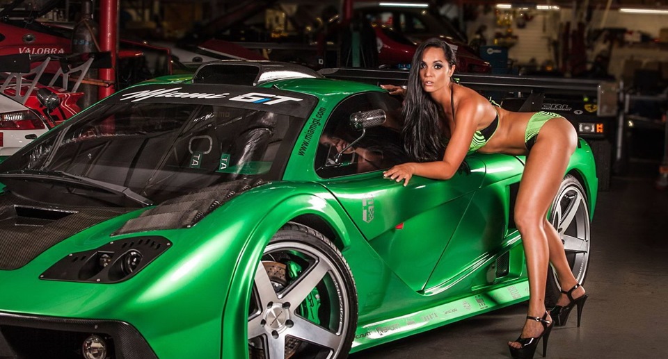 Девушки и 2014 DDR Motorsport Miami GT.