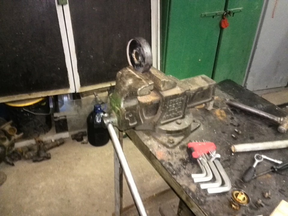 Замена помпы — Volkswagen Passat B3, 2 л, 1988 года | своими руками ...