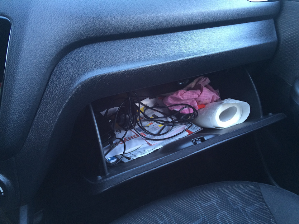 Вместительный бардачок (перчаточный ящик) — KIA Rio (3G)