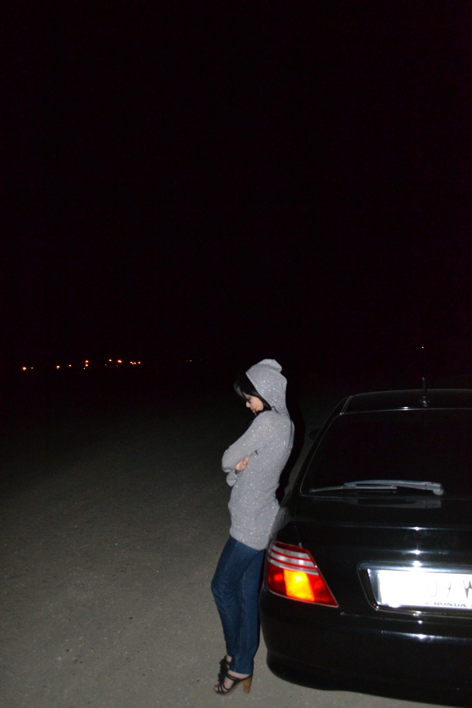 Парень возле машины ночью