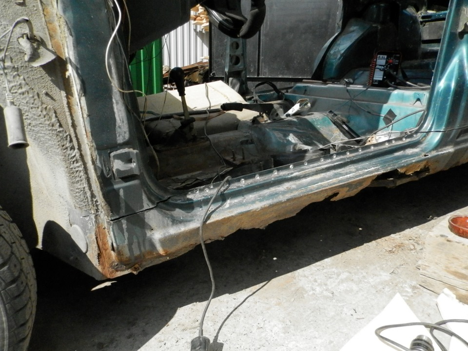 Чем варить пороги. Гнилые пороги ВАЗ 2114. Сварка порогов ВАЗ 2109. Гнилые пороги на ВАЗ 21099. Варка порогов 2114.