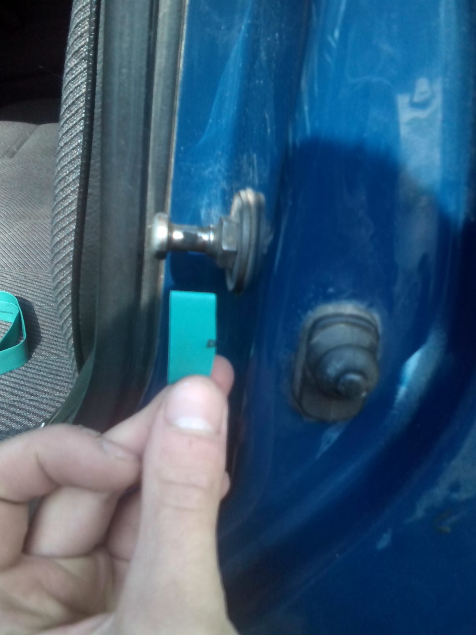 Дверь сильно хлопает. Блокиратор двери автомобиля Нексия 1.5. Резинки для закрытия дверей автомобиля. Колпачок защелка двери Нексия. Резинки для бесшумного закрывания дверей автомобиля.