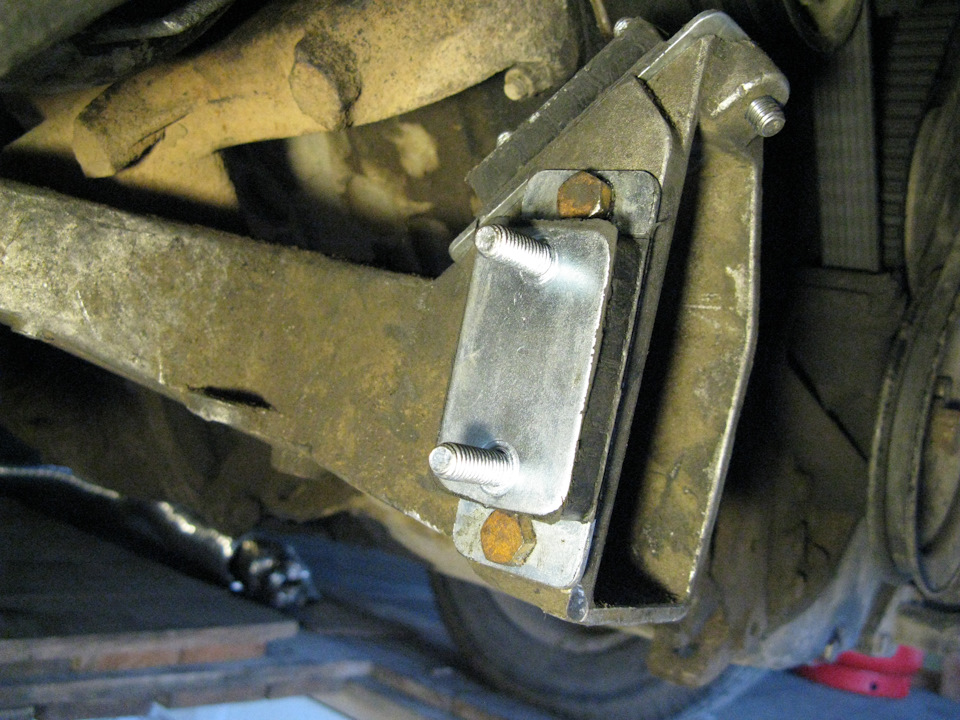 Кронштейны глушителя — Volkswagen Transporter T3
