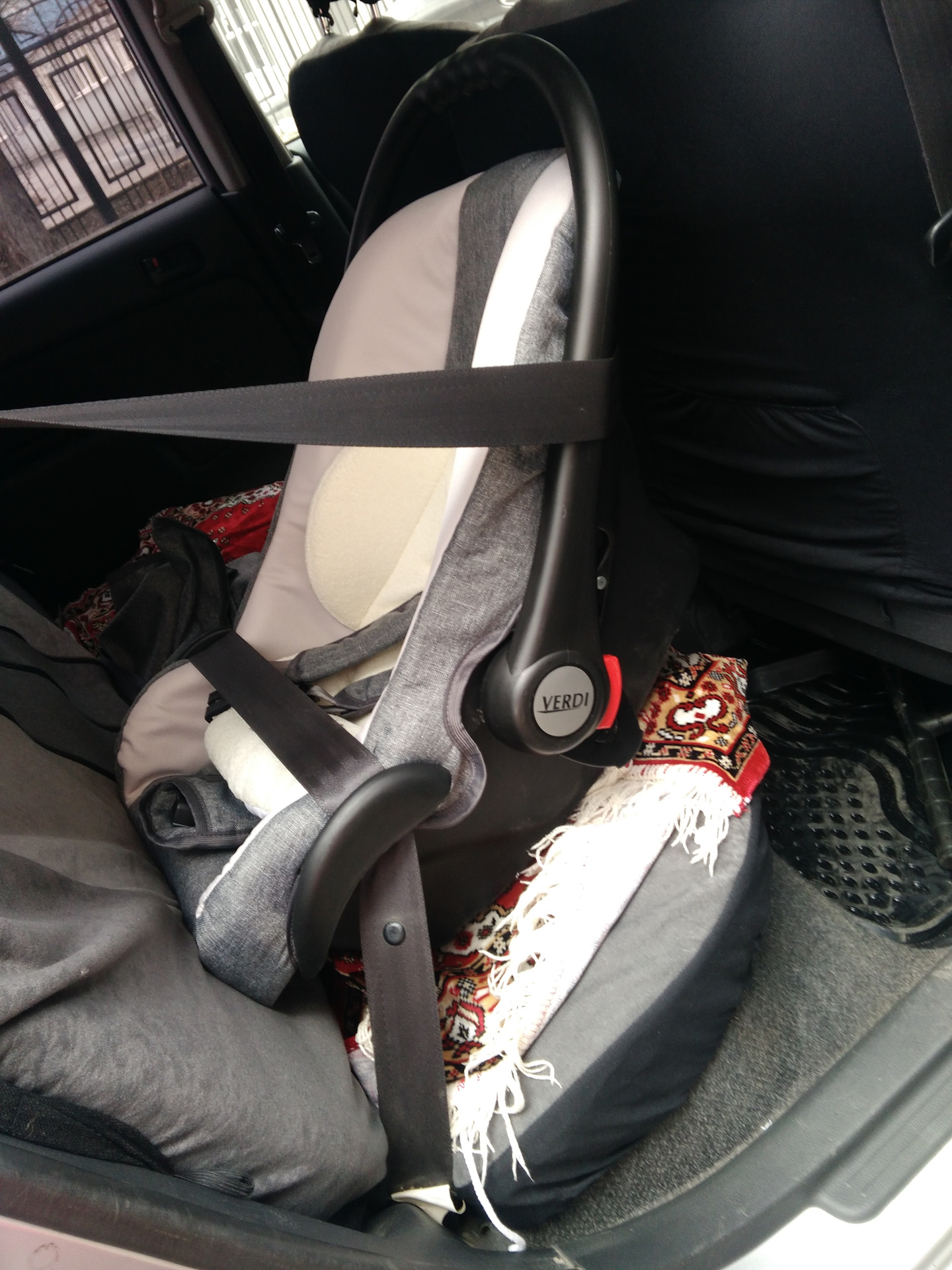Установить детское кресло в машину на переднее сидение