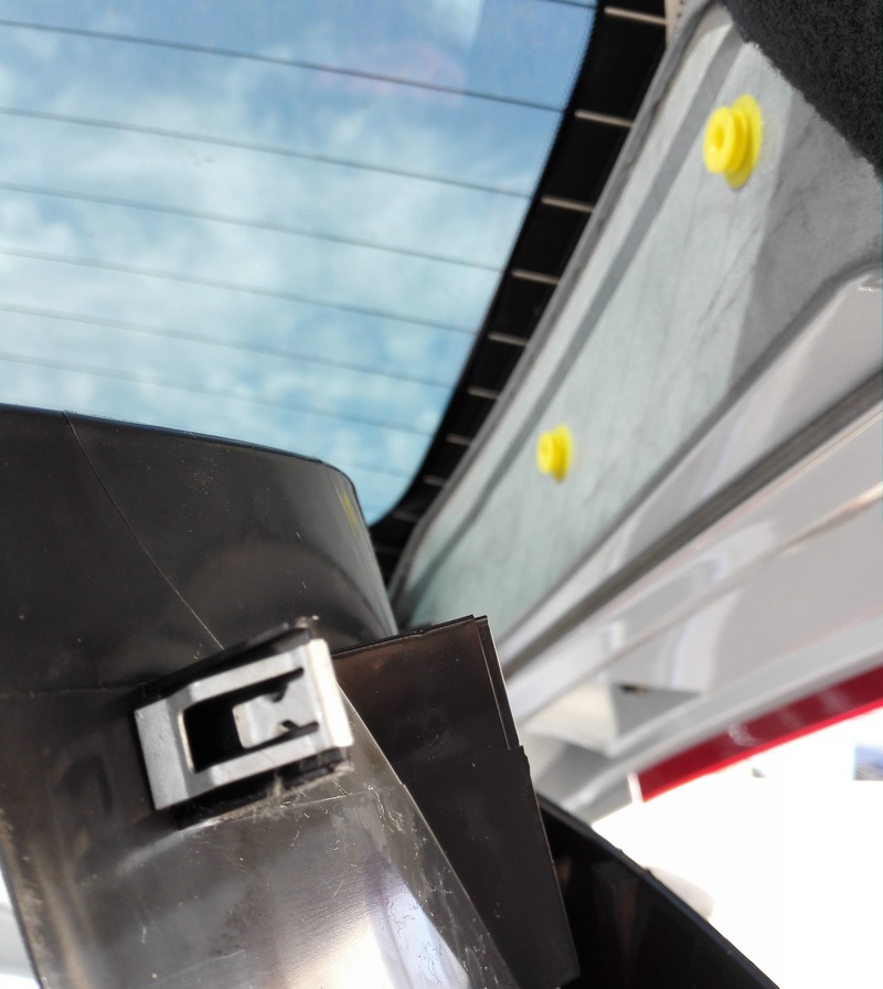 Верхнюю пластмассовую часть накладки можно полностью не снимать. Только отогнуть, чтобы вынуть нижнюю — Volvo XC70 III