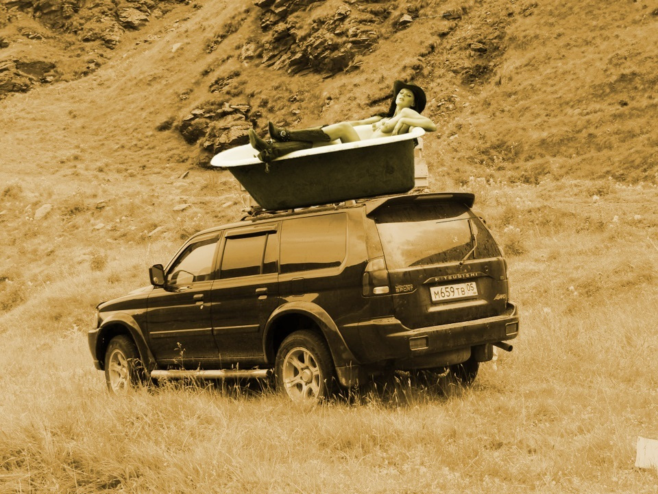 мадам в бассейне… — Mitsubishi Montero Sport (1G)