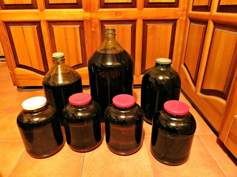 Самогон с перчаткой. Ингредиенты для самогоноварения. Как сделать черный самогон. Фильтр для сахарной браги. Самогон.