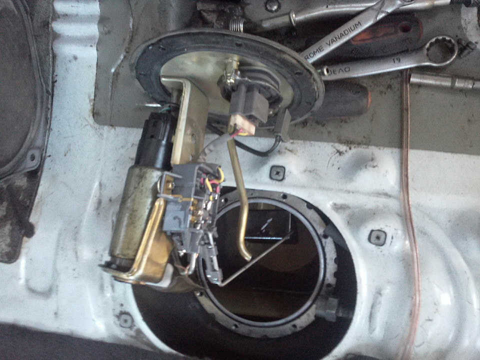 Картинка пол бака. Датчик уровня топлива е39. Пол бака. Пол бака. Датчик бензина карикатуры.