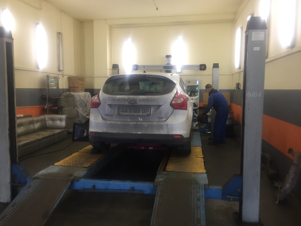Замена амортизаторов — Ford Focus III Hatchback, 1 л, 2013 года | визит ...