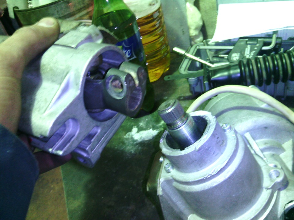 Слева рулевая от ауди с переделанным корданчиком а справа сам ЭУР соединяем и затягиваем — Audi 80 (B3)