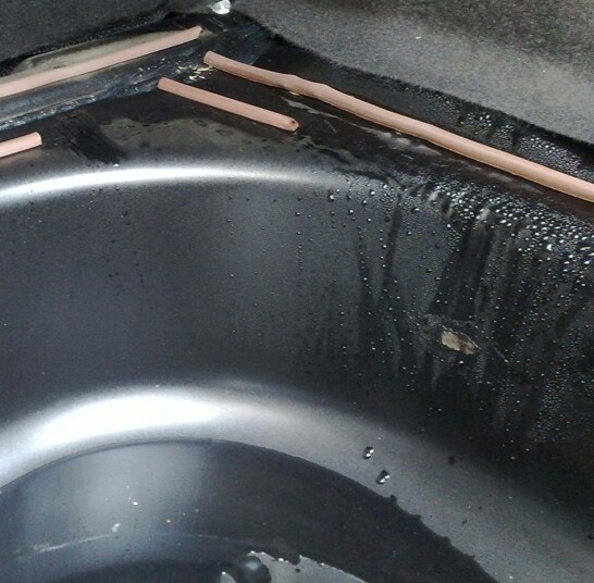 конденсат в приоре. вода в багажнике солярис. конденсат в багажнике. скапливается влага в багажнике киа рио 3. конденсат в багажнике.