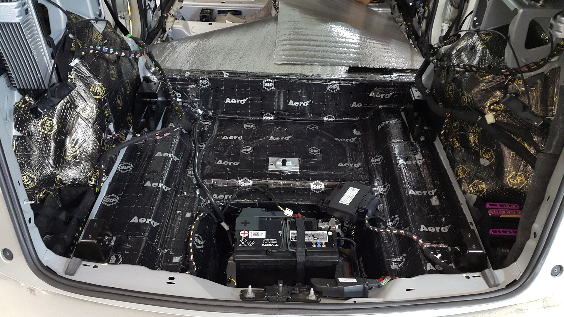 Шумоизоляция дизеля. Шумоизоляция дизеля. Шумка центр. Клипса шумоизоляции багажника ауди q5. Шумоизоляция саньенг актион нью.