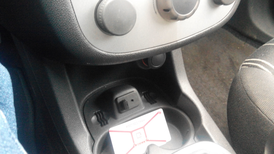 Теперь здесь живет флешка. — Opel Corsa D