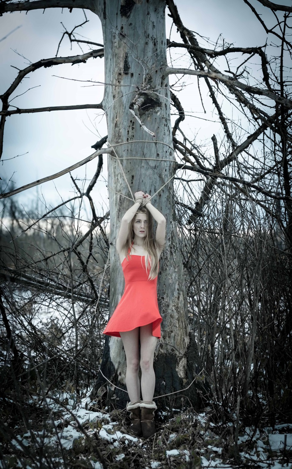девушка привязанная в лесу голая фото фото 98