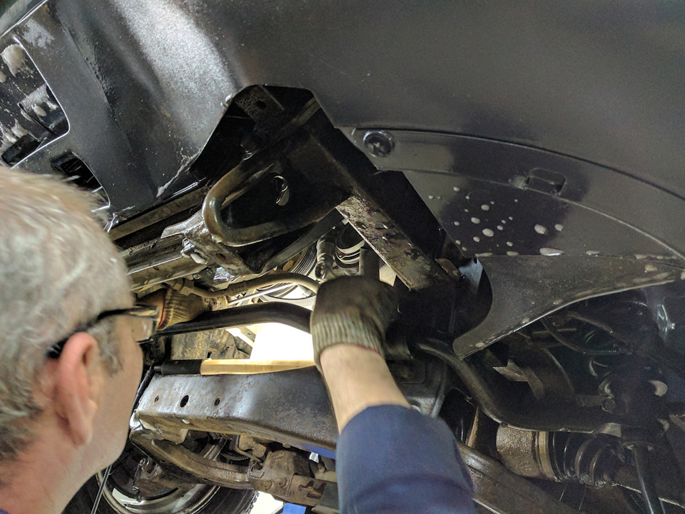 В процессе. Почему-то в Ралли сервисе они меняют натяжитель снизу. — SsangYong Kyron