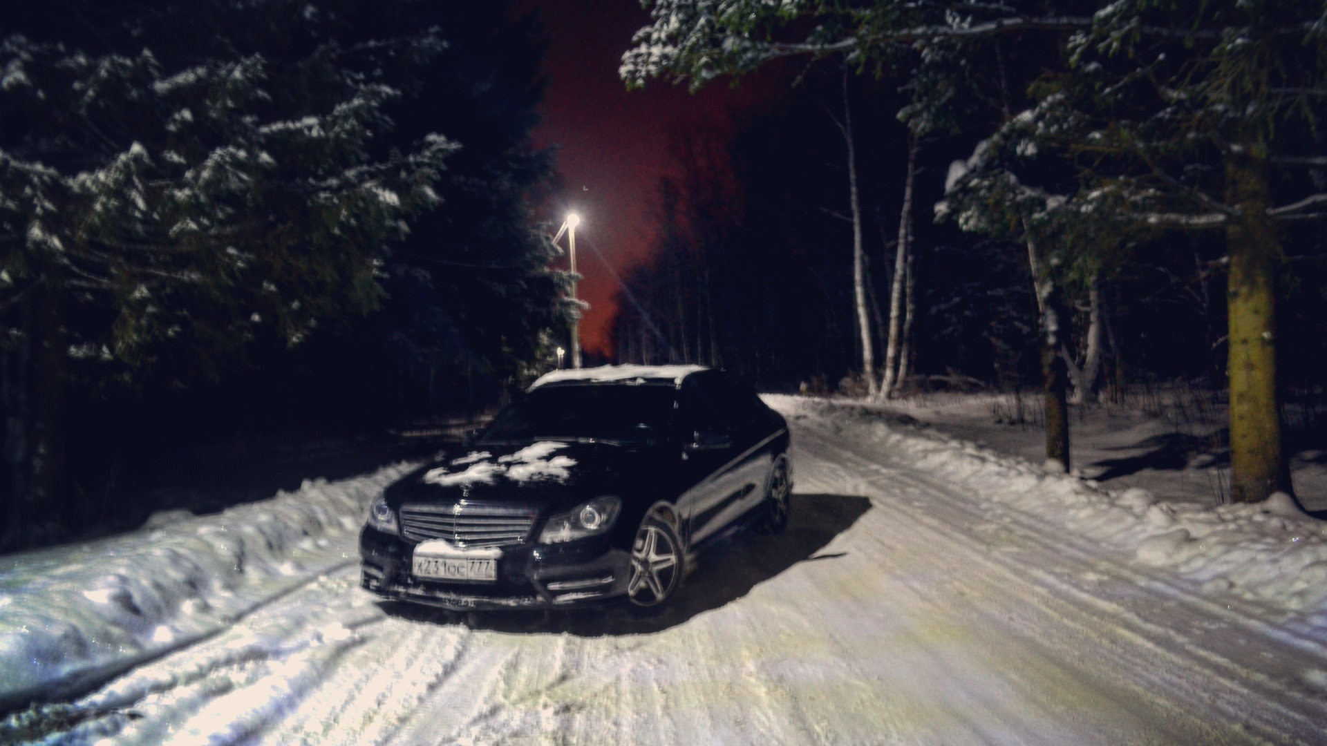 Автомобили в снегу вечером