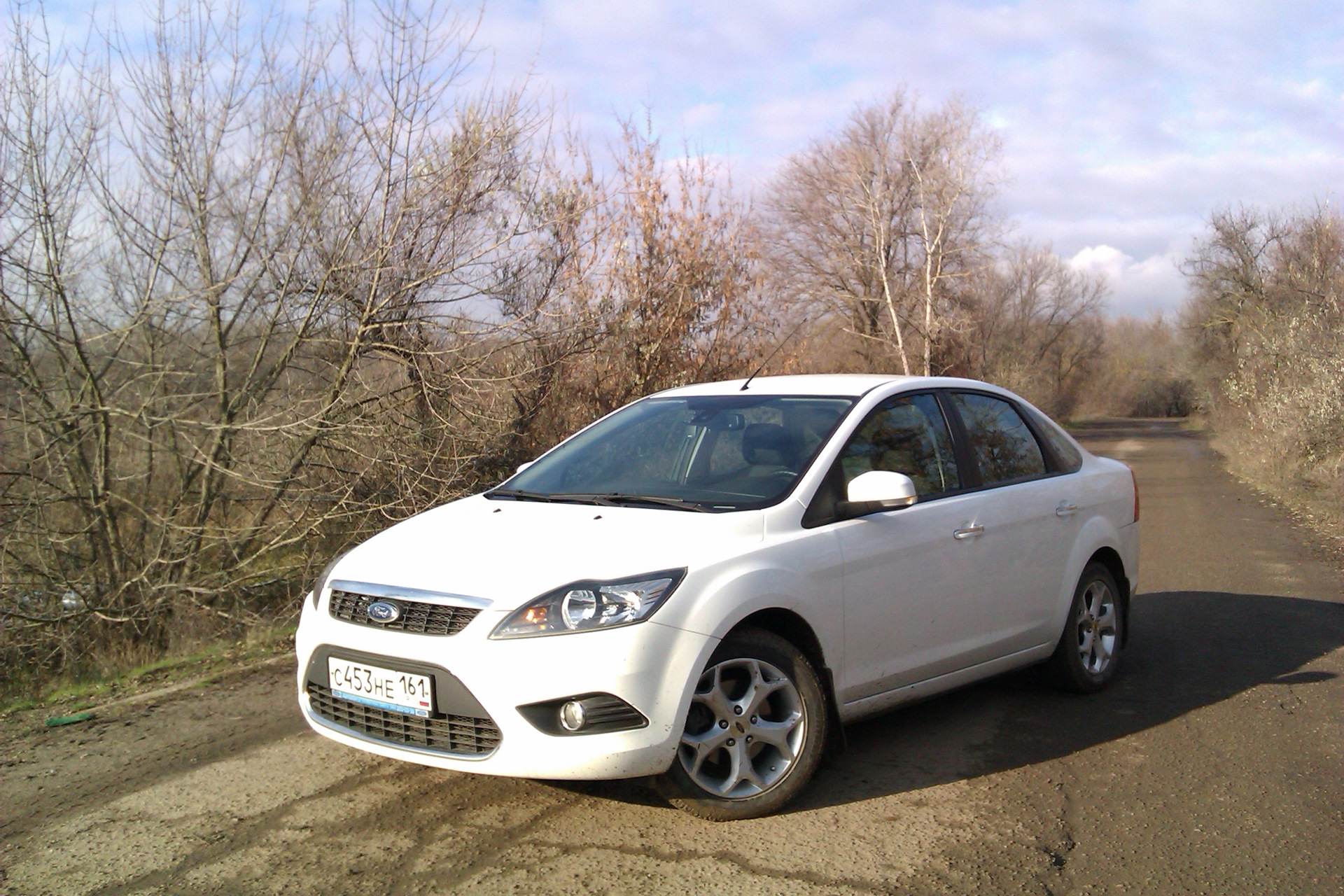 Форд фокус 2011 1.6. Ford Focus 2011 седан. Ford Focus 2011 седан белый. Форд фокус 2011 года седан.