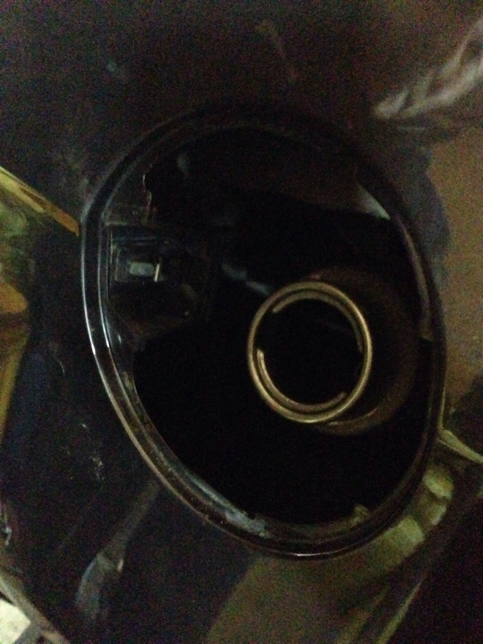 Сломался лючок бензобака — Volkswagen Passat B6, 2 л, 2007 года ...