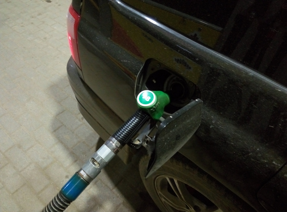 Фары светят, бензин льется, субару валит（хокку, из раннего не изданного ...