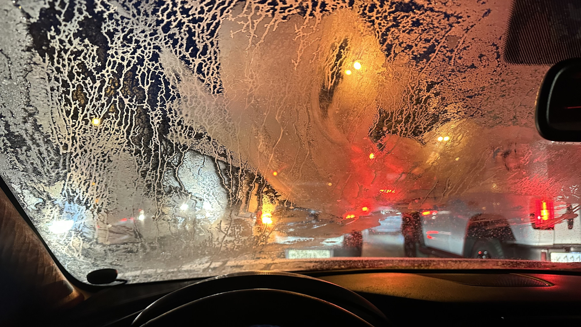 замерзшее лобовое стекло изнутри. лобовое стекло внутри машины. иней на стекле авто внутри. лобовое стекло зимой. обмерзает лобовое стекло.