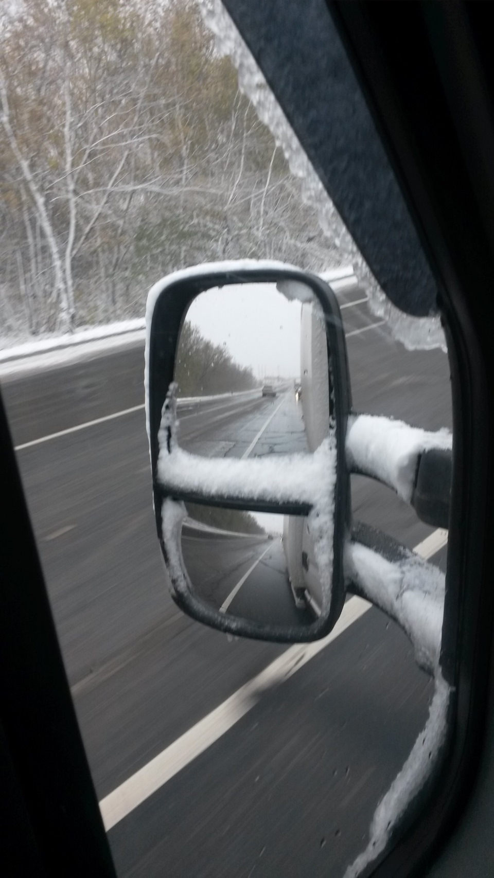 снег снежок не радует на дорогу падает