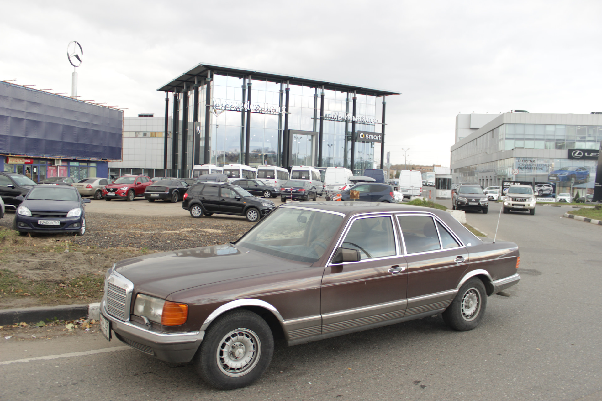 Перед автосалоном MB Измайлово. — Mercedes-Benz S-Class (W126), 3,8 л, 1985  года | фотография | DRIVE2