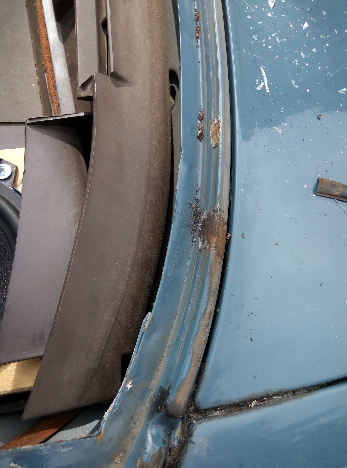 Течь лобового нивы. Течь лобового стекла нива 21214. Лобовое стекло на ниву 21213. Течь лобового нивы. Течь лобового нивы.