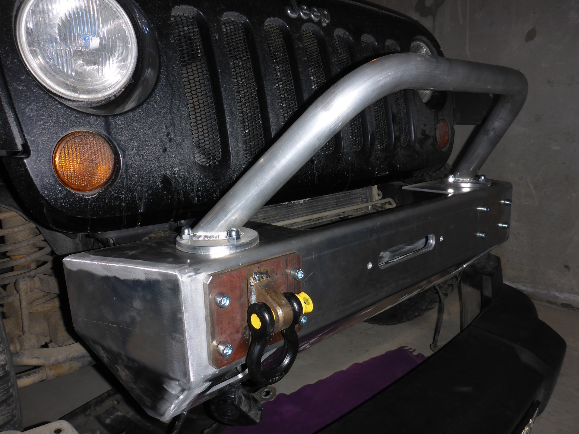 Бампер уаз 469 передний силовой под лебедку. Бампер уаз 452. Площадка под лебедку митсубиси л200. Лебёдка на уаз 469. Накладка на бампер под лебедку.