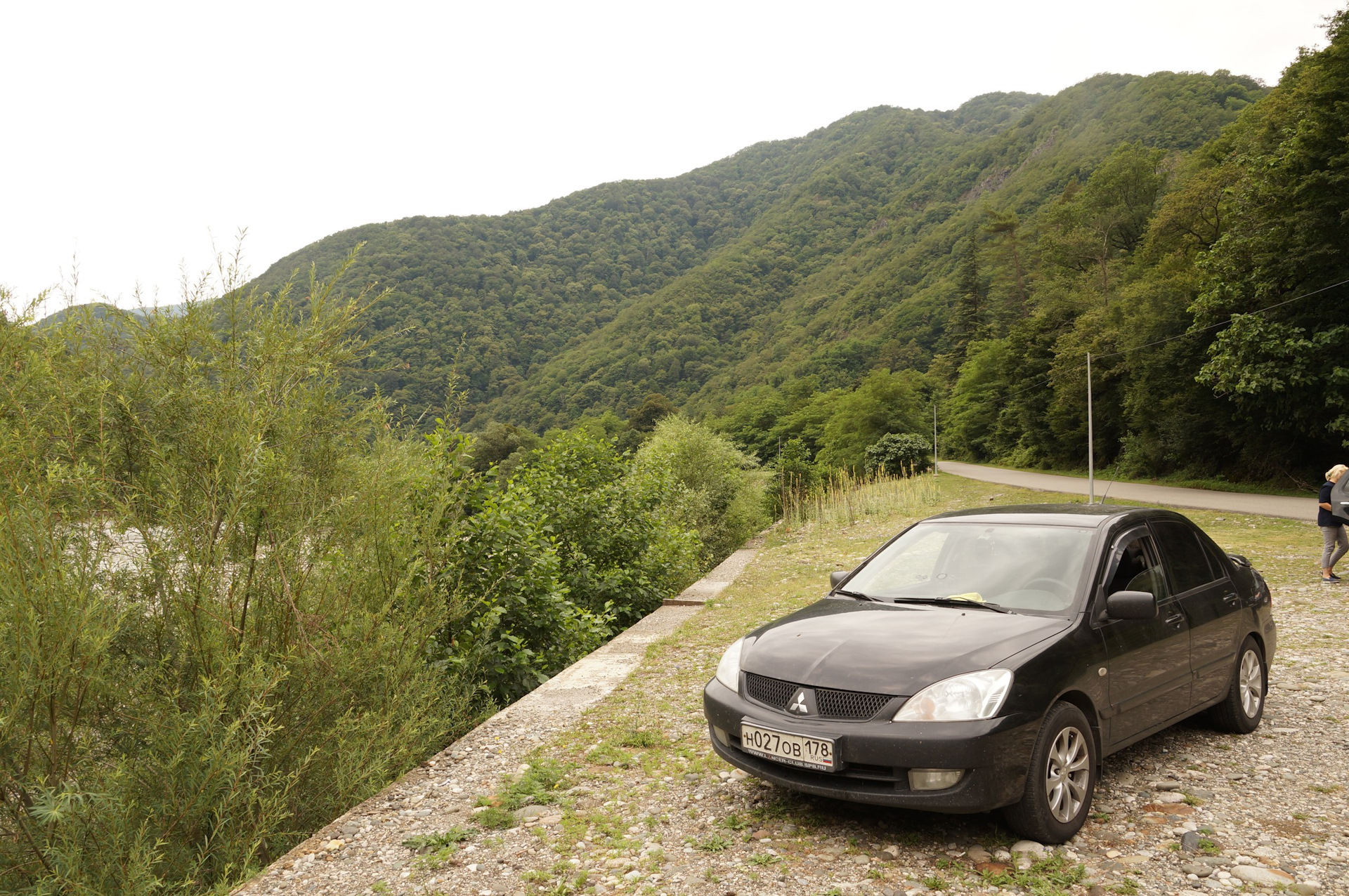 Аренда машины в абхазии. Хонда из Абхазии. Машины в Абхазии. Абхазия дорогие машины. Дороги Абхазии.