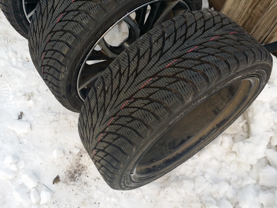 Шины winter отзывы. Хакапелита липучка r2. Нокиан хакапелита r2. Nokian Tyres Hakkapeliitta r2. Hakkapeliitta r2 235/45 r18.