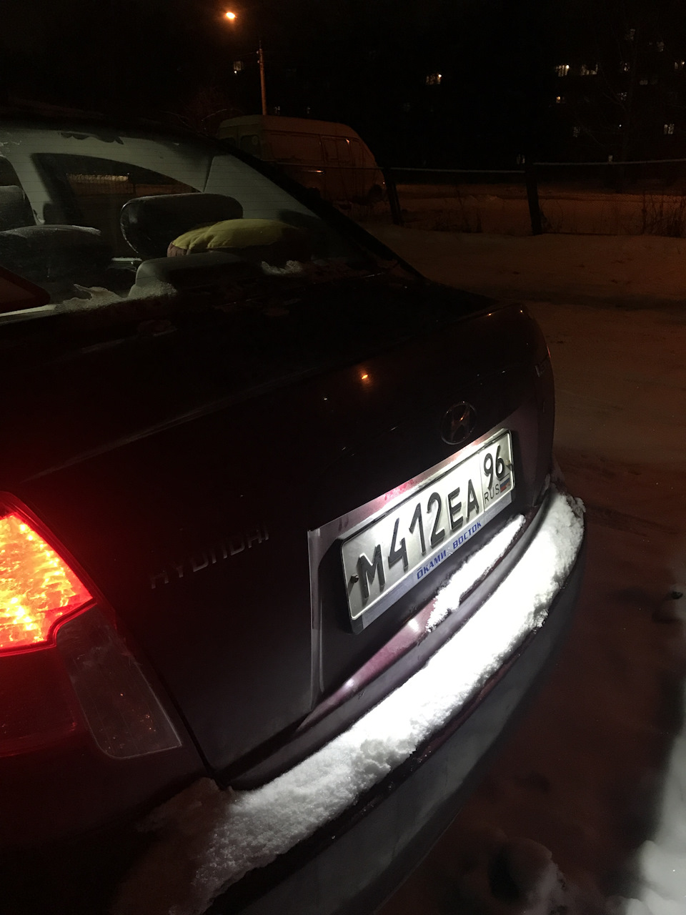 Замена ламп подсветки номера — Hyundai Verna, 1,4 л, 2008 года | запчасти |  DRIVE2