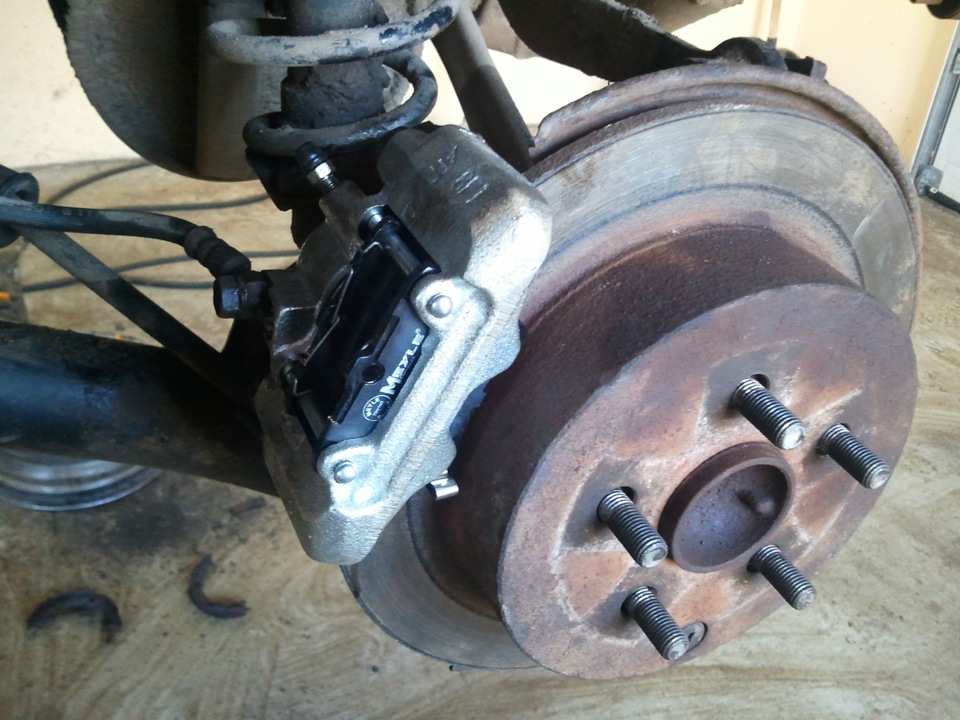 Суппорт тормозной уаз. Суппорт тойота рав 4 задний. Установка заднего суппорта. Задние дисковые тормоза тойота селика. Суппорт задний солярис 2011.