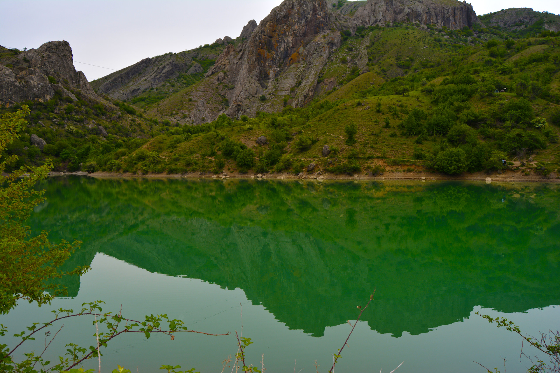 Большое озеро в крыму. Озеро Панагия в Зеленогорье. Зеленогорье зеленое озеро. Озеро Панагия (Крым, Зеленогорье). Зеленое озеро в Крыму Зеленогорье.