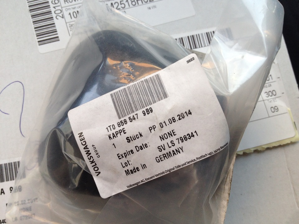 Колпачек зеркала — Volkswagen Passat B6. Запчасти на фото: 1T08585479B9