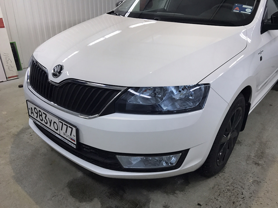 Фара шкода рапид. Тонировка передних фар Skoda Rapid. Skoda Rapid Стайлинг.