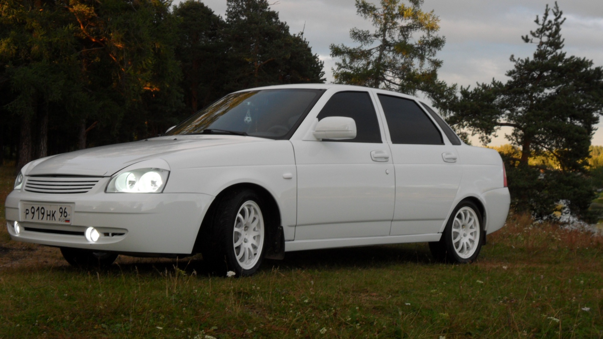 Белая приора фото. Белая Приора седан. Лада Приора седан белая. Lada Приора белая. Приора седан белая 2008.